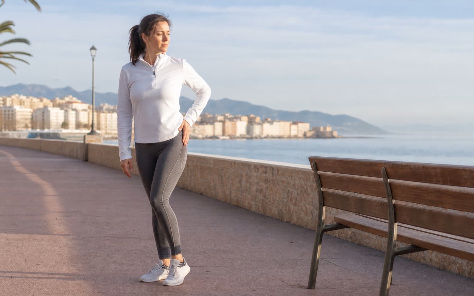 Marcheuse à Ajaccio faisant une pause pour une gêne de la hanche et de la jambe